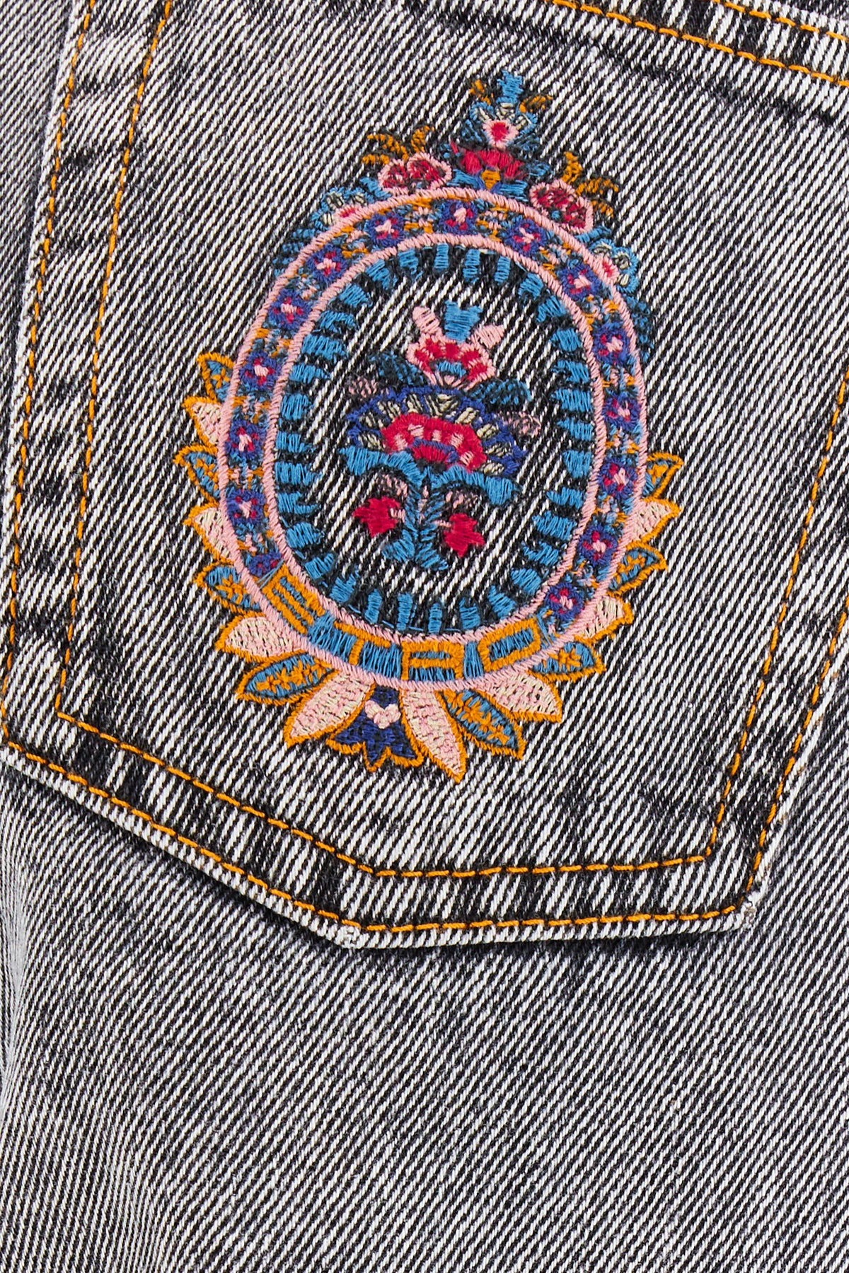 JEANS_118239045_0002_Image_3