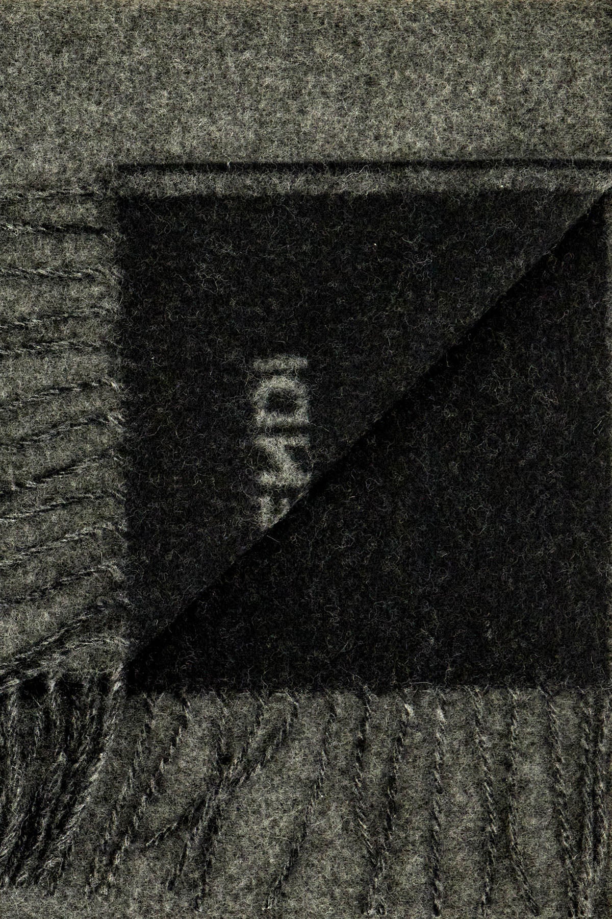 Sciarpa_in_cashmere_antracite_FXS416B1VY_F1Y8B_Image_2
