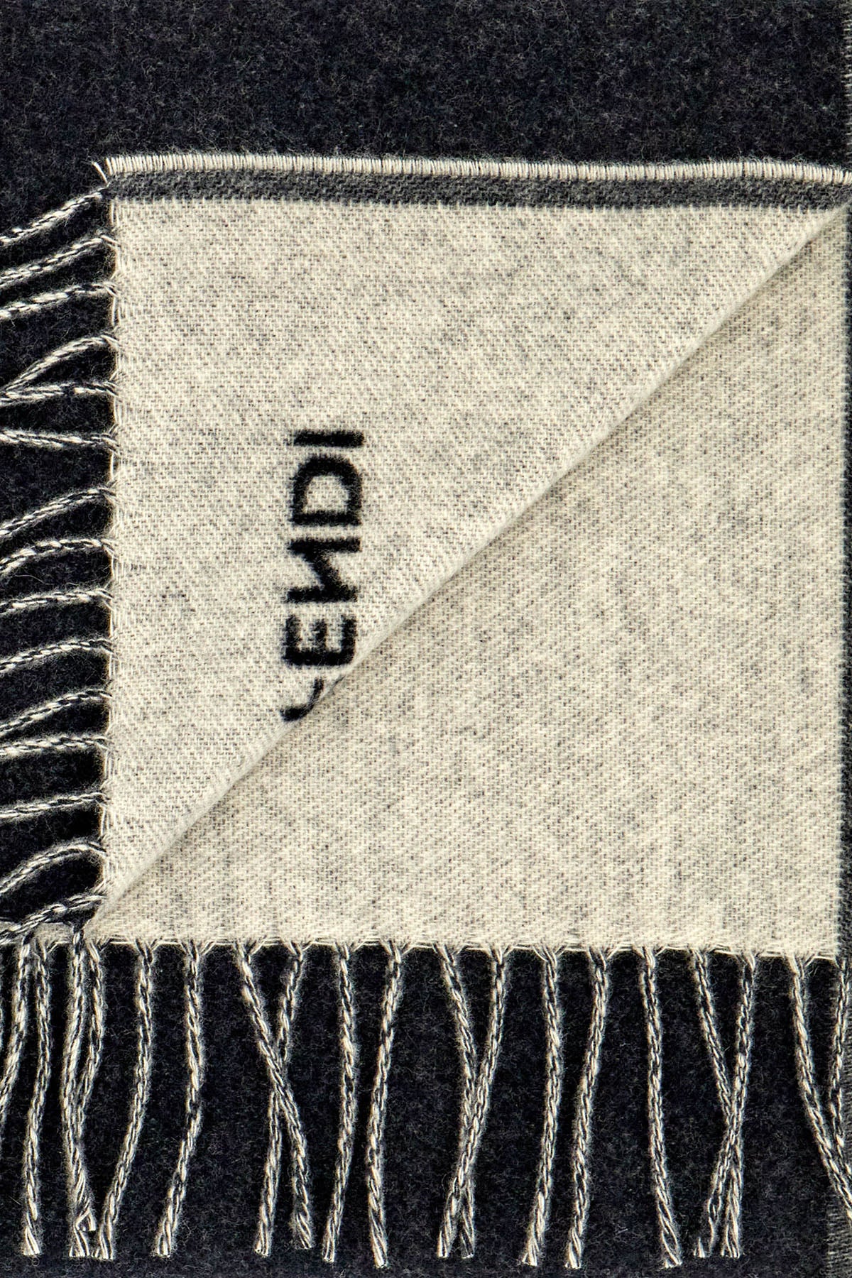 Sciarpa_in_cashmere_blu_navy_FXS416B1VY_F1Y8C_Image_2